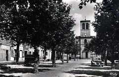 42 Pelussin La Place des Croix et l Eglise Saint Jean Baptiste